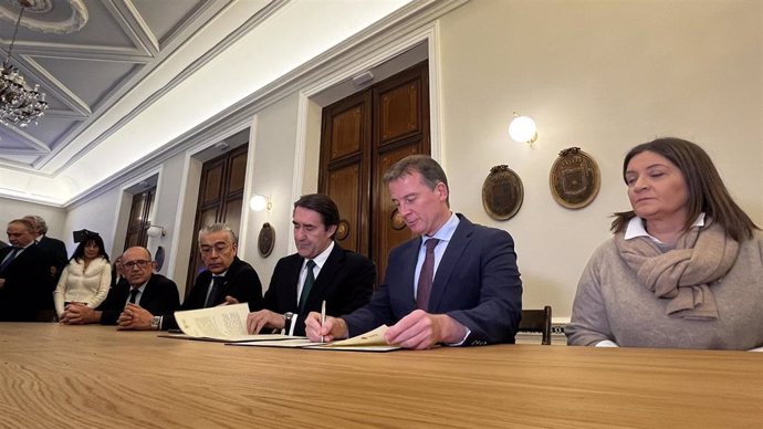 El consejero de Medio Ambiente, Vivienda y Ordenación del Territorio, Juan Carlos Suárez-Quiñones, firma el convenio con el presidente de la Diputación, Borja Suárez