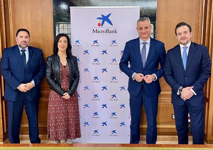 Diputación de Cáceres y MicroBank firman un convenio de colaboración para incentivar el autoempleo y el emprendimiento