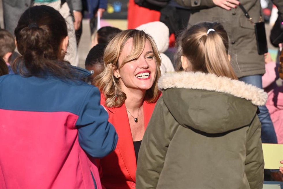 La ministra de Educación, Formación Profesional y Deportes, Pilar Alegría, durante su visita al CEIP Eugenio López, con motivo de su 50 aniversario, en el CEIP Eugenio López, a 13 de diciembre de 2024, en Zaragoza, Aragón (España).