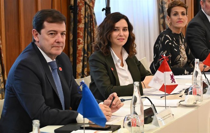 (I-D) El presidente de la Junta de Castilla y León, Alfonso Fernández Mañueco, la presidenta de la Comunidad de Madrid, Isabel Díaz Ayuso, y la presidenta del Gobierno de Navarra, María Chivite, durante la XXVII Conferencia de Presidentes, en el Palacio d