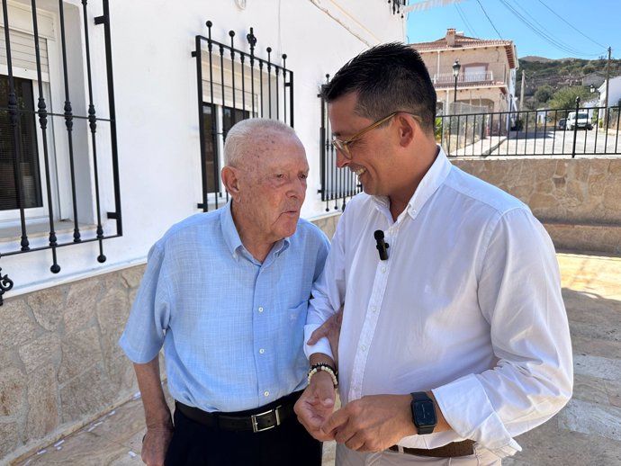 El vicesecretario de Política Territorial del Partido Popular (PP) de Almería, Manuel Guzmán, junto al alcalde de Chercos, José Antonio Torres.