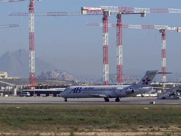 Archivo - Avión Llega Al Aeropuerto De El Altet De Alicante