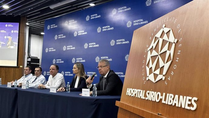 Los médicos especialistas que atienden al presidente de Brasil, Luiz Inacio Lula da Silva, en Sao Paulo 