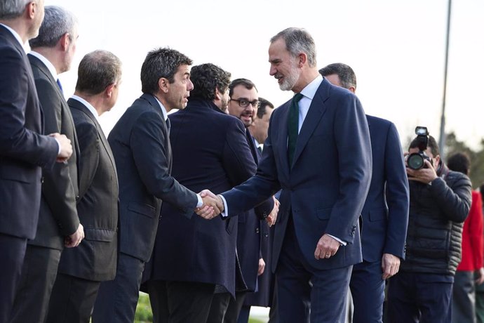 El presidente del Gobierno, Pedro Sánchez y el Rey, Felipe VI, saludan al presidente de la Generalitat Valenciana, Carlos Mazón, a su llegada a la XXVII Conferencia de Presidentes