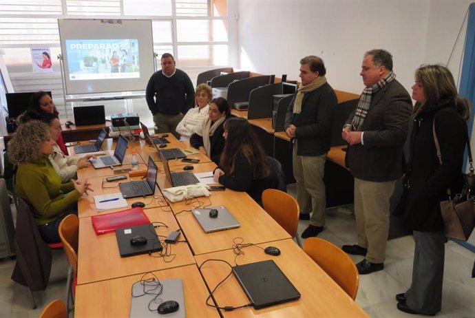 Visita del delegado de Empleo, Empresa y Trabajo Autónomo de la Junta en Huelva, Juan Carlos Duarte a las alumnas del segundo de los cursos  'Domina las hojas de cálculo' en Punta Umbría.