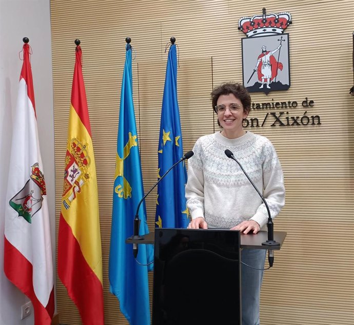 La concejala del Grupo Municipal de IU - Más País - IAS en el Ayuntamiento de Gijón Noelia Ordieres, en rueda de prensa en el Consistorio gijonés.