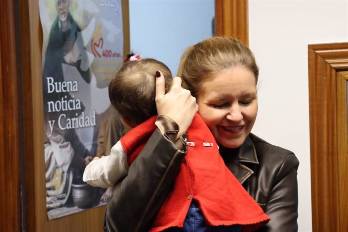 La consejera de Familia, Juventud y Asuntos Sociales, Ana Dávila, en su visita al Hogar Casa Belén, el 13 de diciembre de 2024, en Madrid.