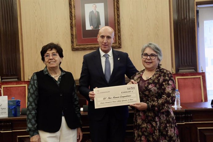 El alcalde de León junto a la ganadora del 50º Premio Nacional de Poesía Antonio González de Lama.