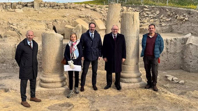 Molina (centro), junto a Torralbo (2º dcha.),  Lucena (izda.) y los arqueólogos en el yacimiento de Ategua.