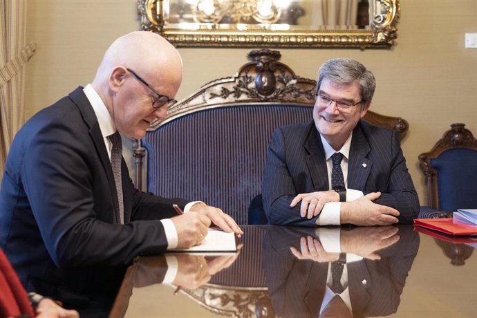 El alcalde de Bilbao, Juan María Aburto, ha recibido este viernes en el Salón Árabe del Ayuntamiento al embajador de Noruega, Nils Haugstveit.