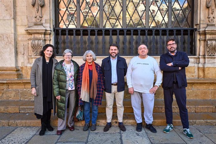 Familiares, amigos y vecinos del músico Víctor Uris, junto con el primer teniente de alcalde del Ayuntamiento de Palma, Javier Bonet.