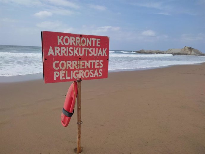 Archivo - Cartel de aviso de corrientes peligrosas en una playa vizcaína