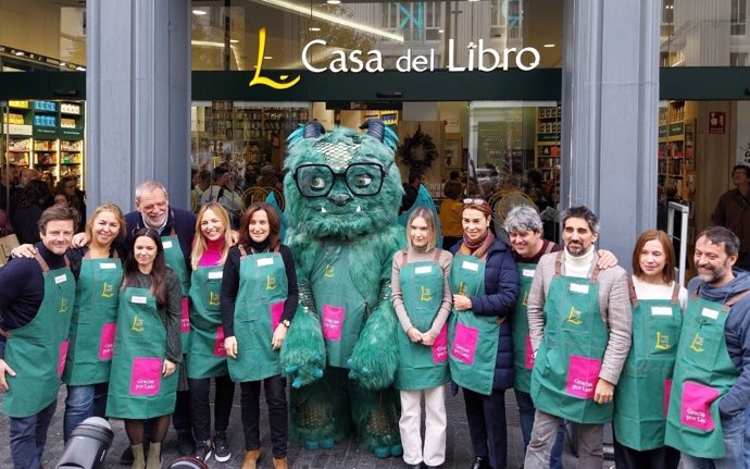 Los diez autores que han participado junto con Truman, el librero especial de esta Navidad de Casa del Libro