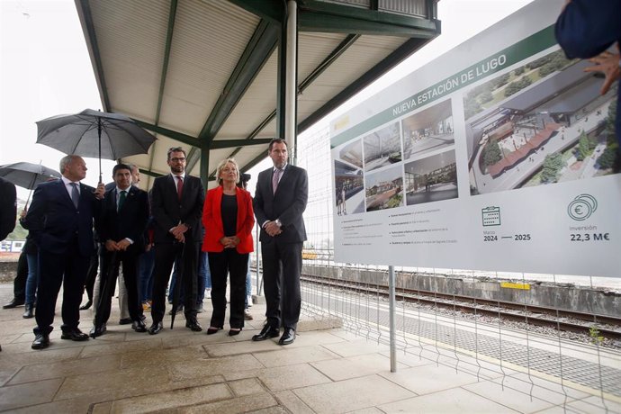 Archivo - El presidente de la Diputación de Lugo, José Tomé (1i); el vicepresidente de la Xunta, Diego Calvo (3i); la alcaldesa de Lugo, Paula Alvarellos (4i) y el ministro de Transportes,, Óscar Puente (1d), durante su visita a la estación intermodal de 