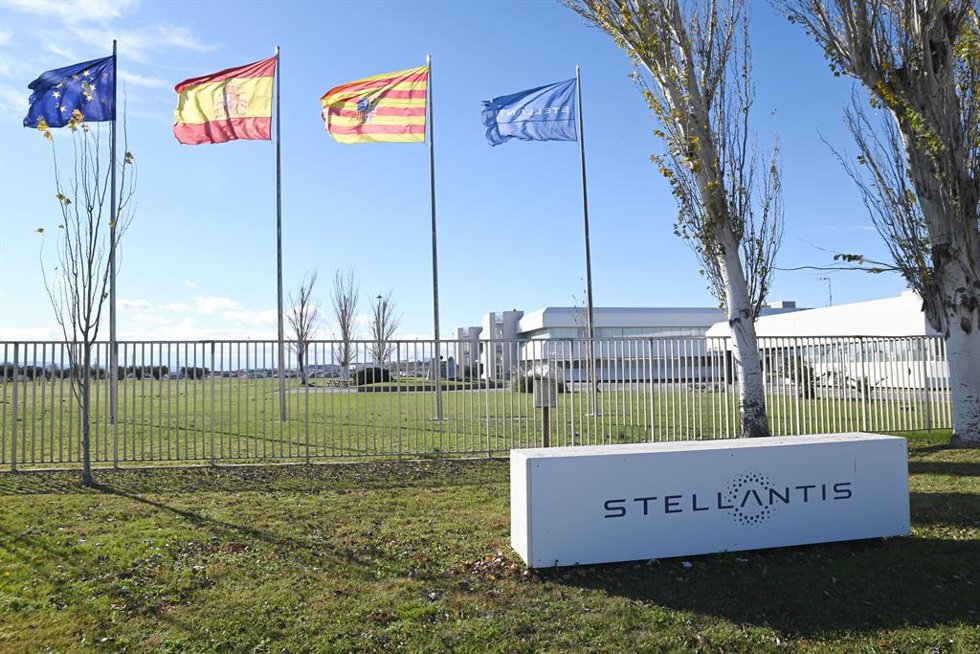 Cartel de la fábrica de Stellantis, a 10 de diciembre de 2024, en Figueruelas, Zaragoza, Aragón (España).