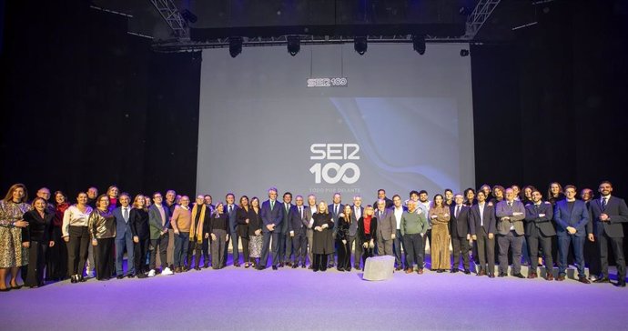 Foto de familia en la gala de celebración de los 100 años de historia, en el Auditorio Cartuja.