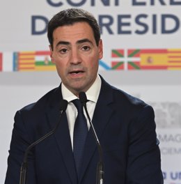 El lehendakari del País Vasco, Imanol Pradales, ofrece una rueda de prensa tras la XXVII Conferencia de Presidentes, en el Palacio de la Magdalena, a 13 de diciembre de 2024, en Santander, Cantabria (España). La conferencia se celebra tras más de dos años