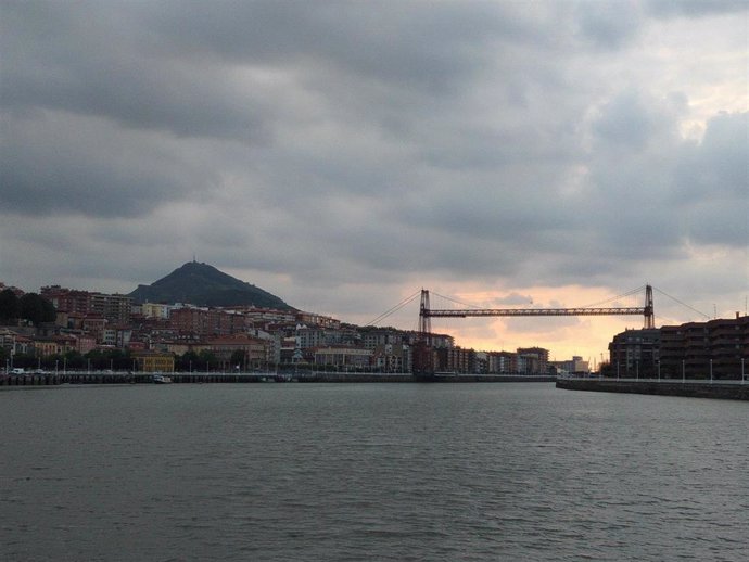 Archivo - Cielos cargados de nubes en Portugalete (archivo).