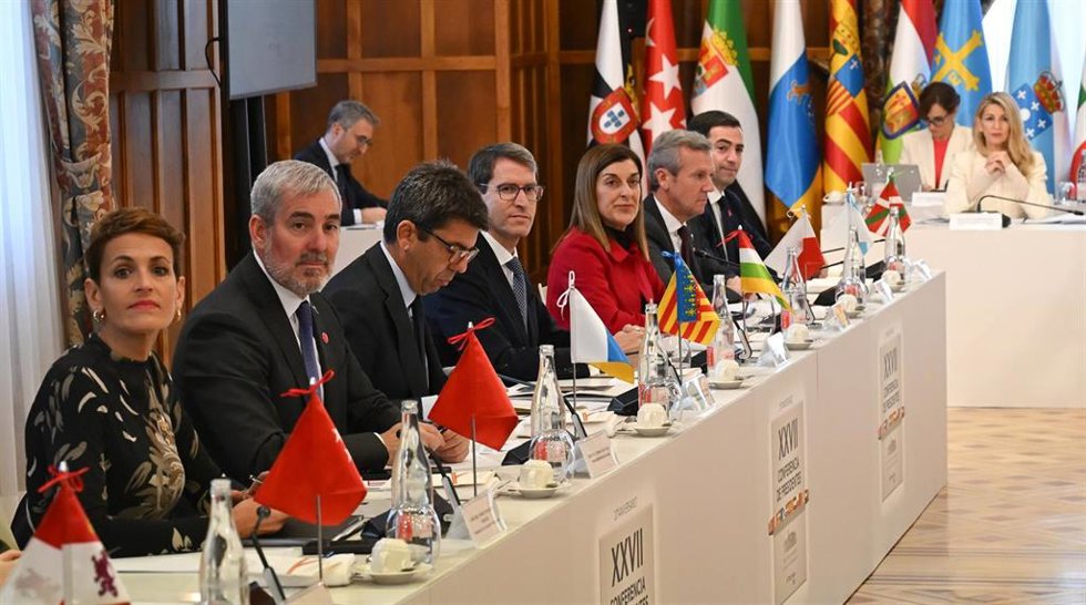 (I-D) La presidenta del Gobierno de Navarra, María Chivite, el presidente del Gobierno de Canarias, Fernando Clavijo, el presidente de la Generalitat Valenciana, Carlos Mazón, el presidente del Gobierno de La Rioja, Gonzalo Capellán, la presidenta del G