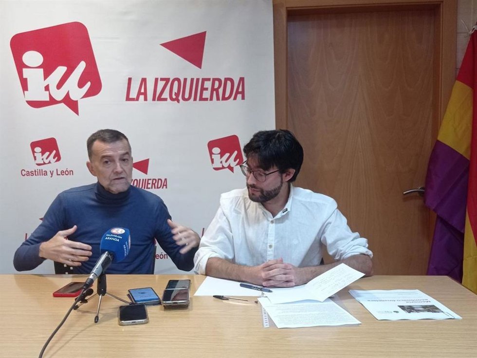 El coordinador federal de IU, Antonio Maíllo, en rueda de prensa celebrada en Aranda del Duero junto al dirigente de IU en el municipio y concejal de Medio Ambiente y Juventud del municipio, Carlos Medina.