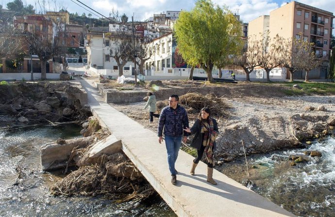 El president de la corporació, Vicent Mompó, junt amb l'alcaldessa de Calles, Consuelo García