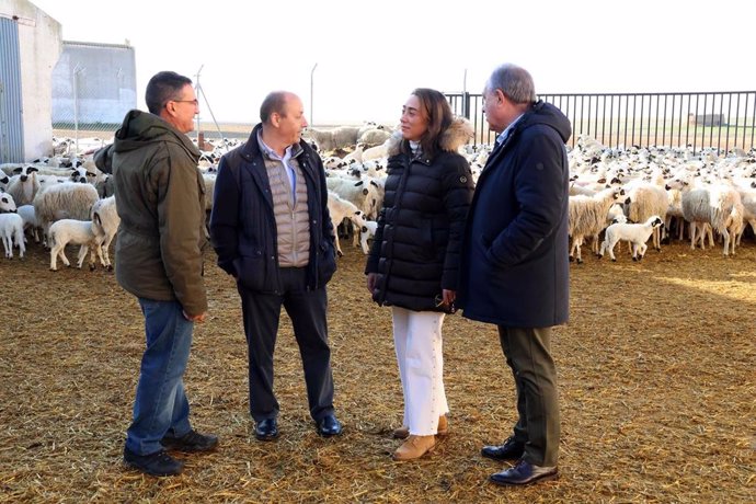 La consejera durante su visita a una explotación en Palencia.