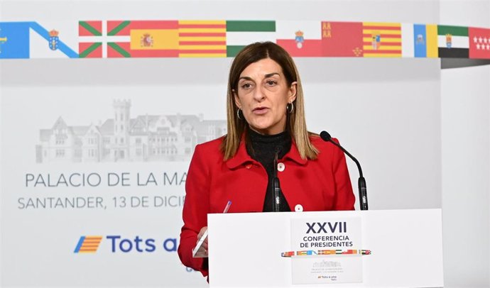 La presidenta del Gobierno de Cantabria, María José Sáenz de Buruaga, ofrece una rueda de prensa tras la XXVII Conferencia de Presidentes, en el Palacio de la Magdalena, a 13 de diciembre de 2024, en Santander, Cantabria (España).