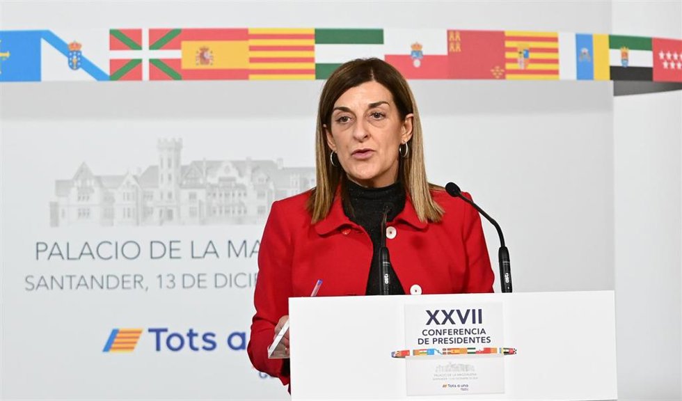 La presidenta del Gobierno de Cantabria, María José Sáenz de Buruaga, ofrece una rueda de prensa tras la XXVII Conferencia de Presidentes, en el Palacio de la Magdalena, a 13 de diciembre de 2024, en Santander, Cantabria (España).