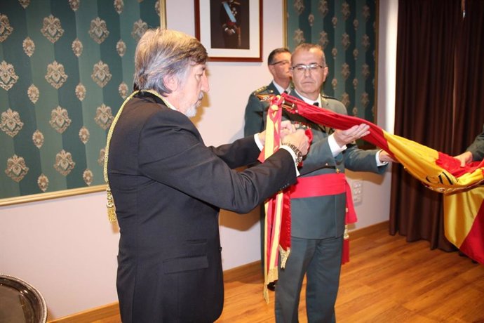 Momento de colocación del corbatín del Pendón de San Isidoro en la bandera.