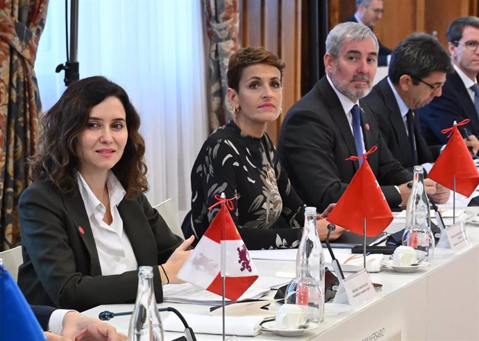 (I-D) La presidenta de la Comunidad de Madrid, Isabel Díaz Ayuso, la presidenta del Gobierno de Navarra, María Chivite, el presidente del Gobierno de Canarias, Fernando Clavijo, y el presidente de la Generalitat Valenciana, Carlos Mazón, durante la XXVII 