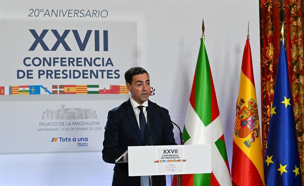 El lehendakari del País Vasco, Imanol Pradales, ofrece una rueda de prensa tras la XXVII Conferencia de Presidentes, en el Palacio de la Magdalena, a 13 de diciembre de 2024, en Santander, Cantabria (España). La conferencia se celebra tras más de dos añ