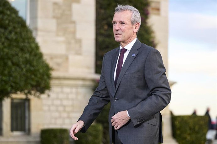 El presidente de la Xunta de Galicia, Alfonso Rueda, a su llegada a la XXVII Conferencia de Presidentes, en el Palacio de la Magdalena, a 13 de diciembre de 2024, en Santander, Cantabria (España). La conferencia se celebra tras más de dos años sin convo