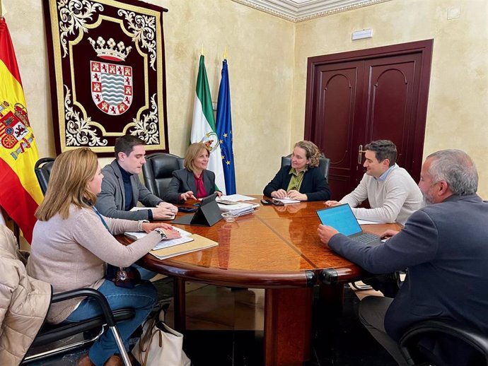 La alcaldesa de Jerez de la Frontera (Cádiz), María José García-Pelayo, en una reunión con responsables de la empresa Cetenma, encargada de la redacción y puesta en marcha del Plan de Acción del Cambio Climático