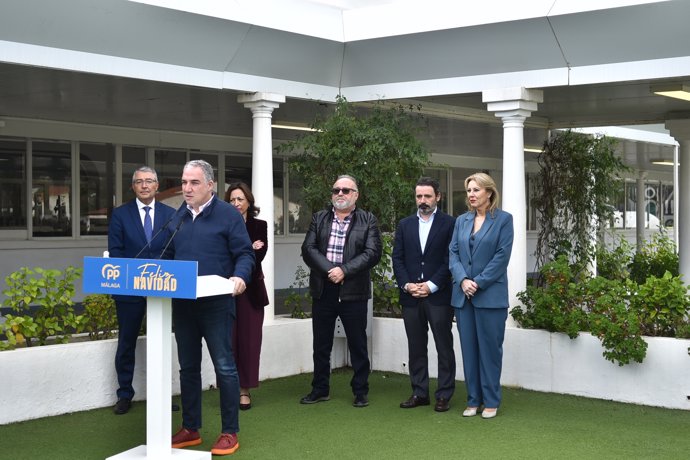 El vicesecretario de Coordinación Autonómica y Local y Analísis Electoral del PP, Elías Bendodo, junto a la presidenta provincial del partido, Patricia Navarro