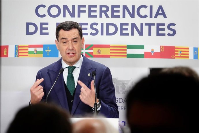 El presidente de la Junta de Andalucía, Juanma Moreno, ofrece una rueda de prensa tras la XXVII Conferencia de Presidentes, en el Palacio de la Magdalena, a 13 de diciembre de 2024, en Santander, Cantabria (España). La conferencia se celebra tras más de