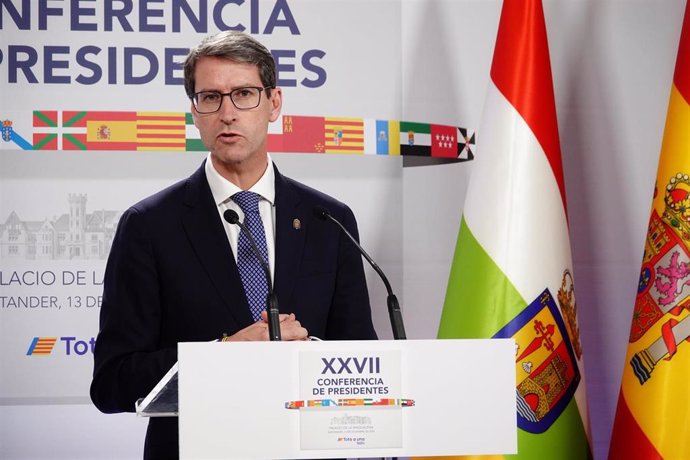 El presidente de La Rioja, Gonzalo Capellán, ofrece una rueda de prensa durante la XXVII Conferencia de Presidentes, en el Palacio de la Magdalena, a 13 de diciembre de 2024, en Santander