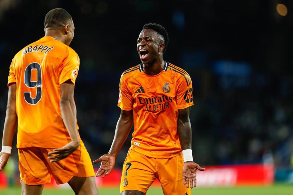 Archivo - Los delanteros del Real Madrid Kylian Mbappé y Vinícius Júnior celebran un gol contra la Real Sociedad. 