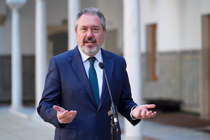 El secretario general del PSOE-A, Juan Espadas atiende a los medios tras la primera parte del Debate sobre el Estado de la Comunidad. (Foto de archivo).