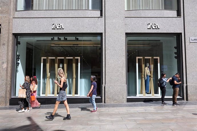 Archivo - Fachada de una tienda de Zara, a 11 de septiembre de 2024, en Madrid (España).