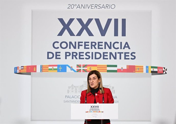 La presidenta del Gobierno de Cantabria, María José Sáenz de Buruaga, en la rueda de prensa tras la XXVII Conferencia de Presidentes