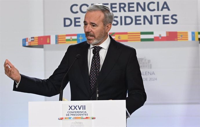 El presidente de Aragón, Jorge Azcón, ofrece una rueda de prensa durante la XXVII Conferencia de Presidentes, en el Palacio de la Magdalena