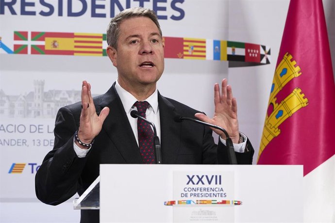 El presidente de la Junta de Castilla-La Mancha, Emiliano García-Page, ofrece una rueda de prensa durante la XXVII Conferencia de Presidentes, en el Palacio de la Magdalena, a 13 de diciembre de 2024, en Santander, Cantabria (España). La conferencia se 