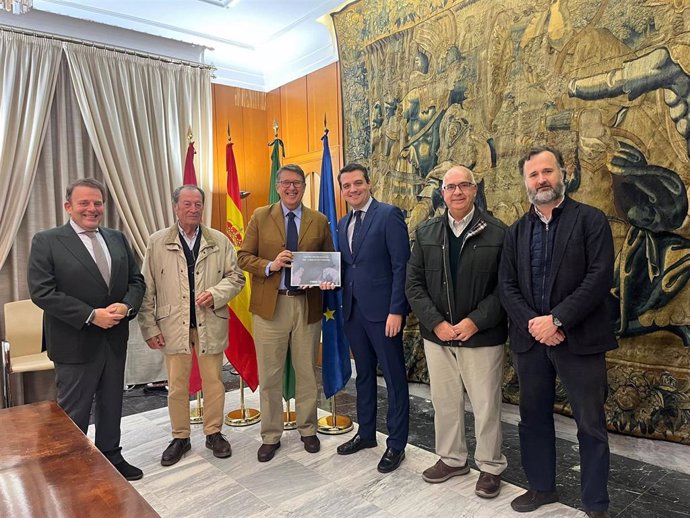 El alcalde de Córdoba, José María Bellido (3 por la derecha), con el proyecto del Centro Internacional del Caballo presentado por Córdoba Ecuestre en el Ayuntamiento.