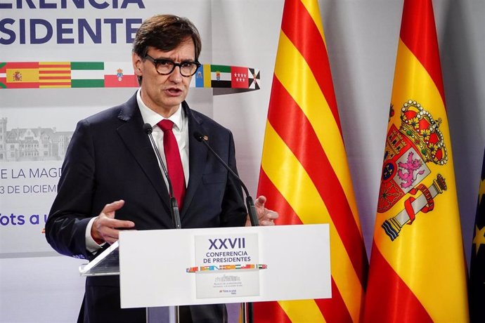 El presidente de la Generalitat de Catalunya, Salvador Illa, ofrece una rueda de prensa durante la XXVII Conferencia de Presidentes, en el Palacio de la Magdalena, a 13 de diciembre de 2024, en Santander, Cantabria (España). La conferencia se celebra tras