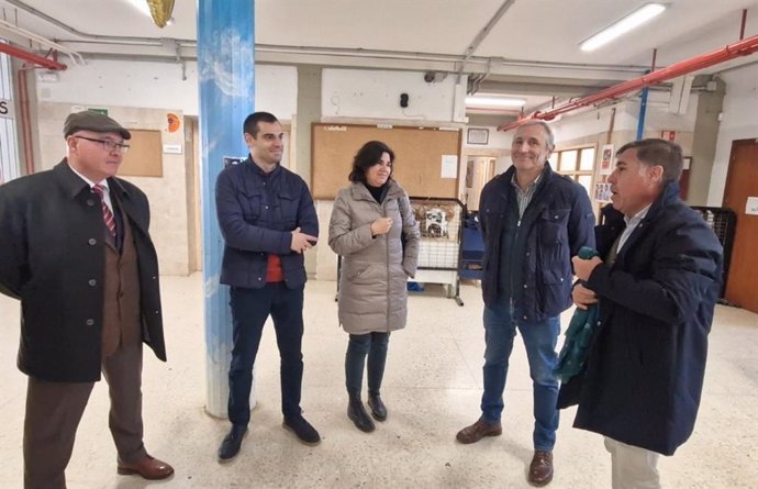 El delegado de Infraestructuras, Miguel Ruiz Madruga (1º derecha), en la visita al Colegio García Baena.