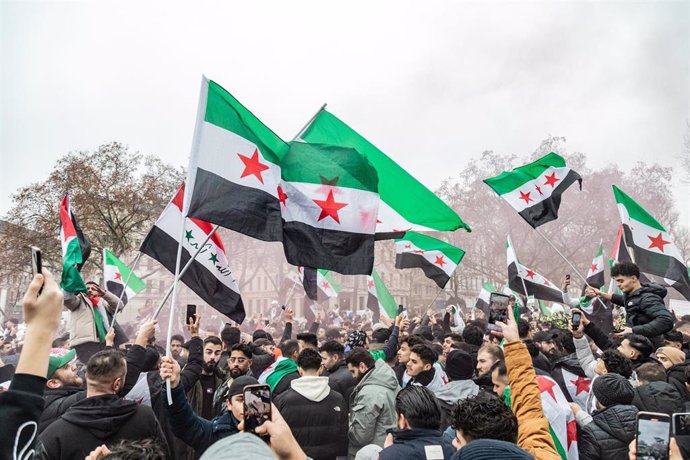 Manifestantes sirios en Berlín celebrando la caída del régimen de Al Assad