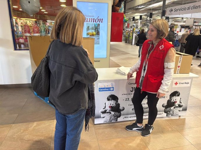 Una voluntaria de Cruz Roja durante la recogida de juguetes.