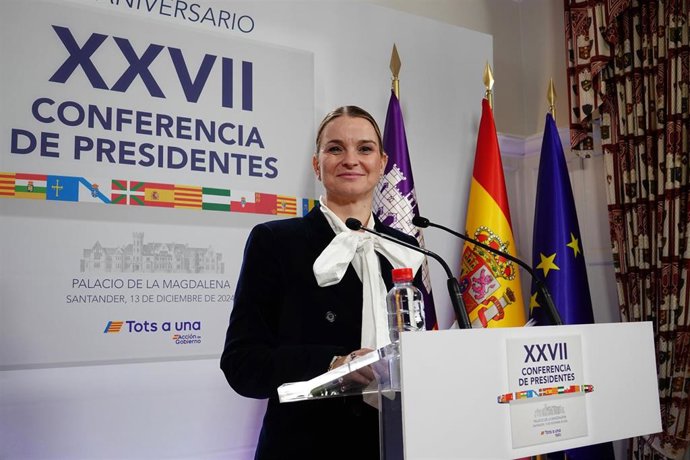 La presidenta de las Islas Baleares, Marga Prohens, ofrece una rueda de prensa durante la XXVII Conferencia de Presidentes, en el Palacio de la Magdalena, a 13 de diciembre de 2024, en Santander, Cantabria (España).