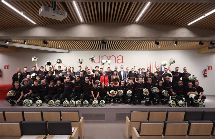 Foto de grupo en el acto de clausura del curso de ingreso básico de bomberos.