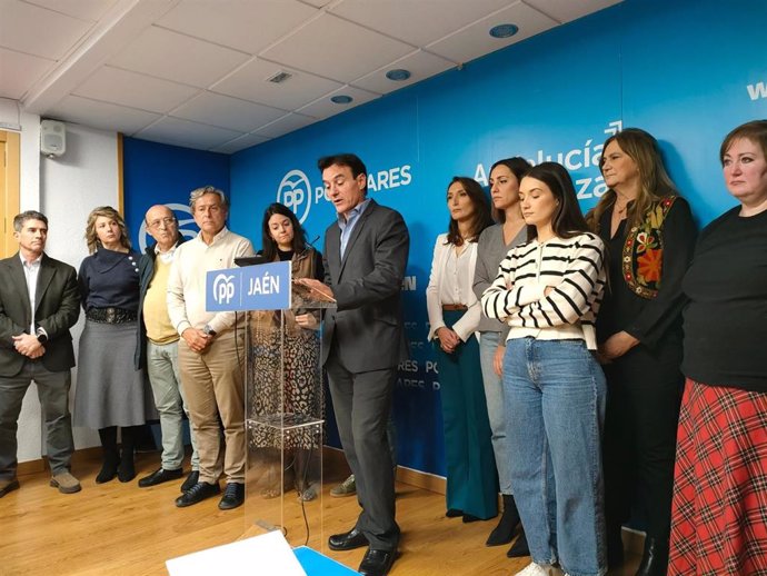 El alcalde de Jaén, Agustín González, junto al resto de concejales del PP en el Ayuntamiento.